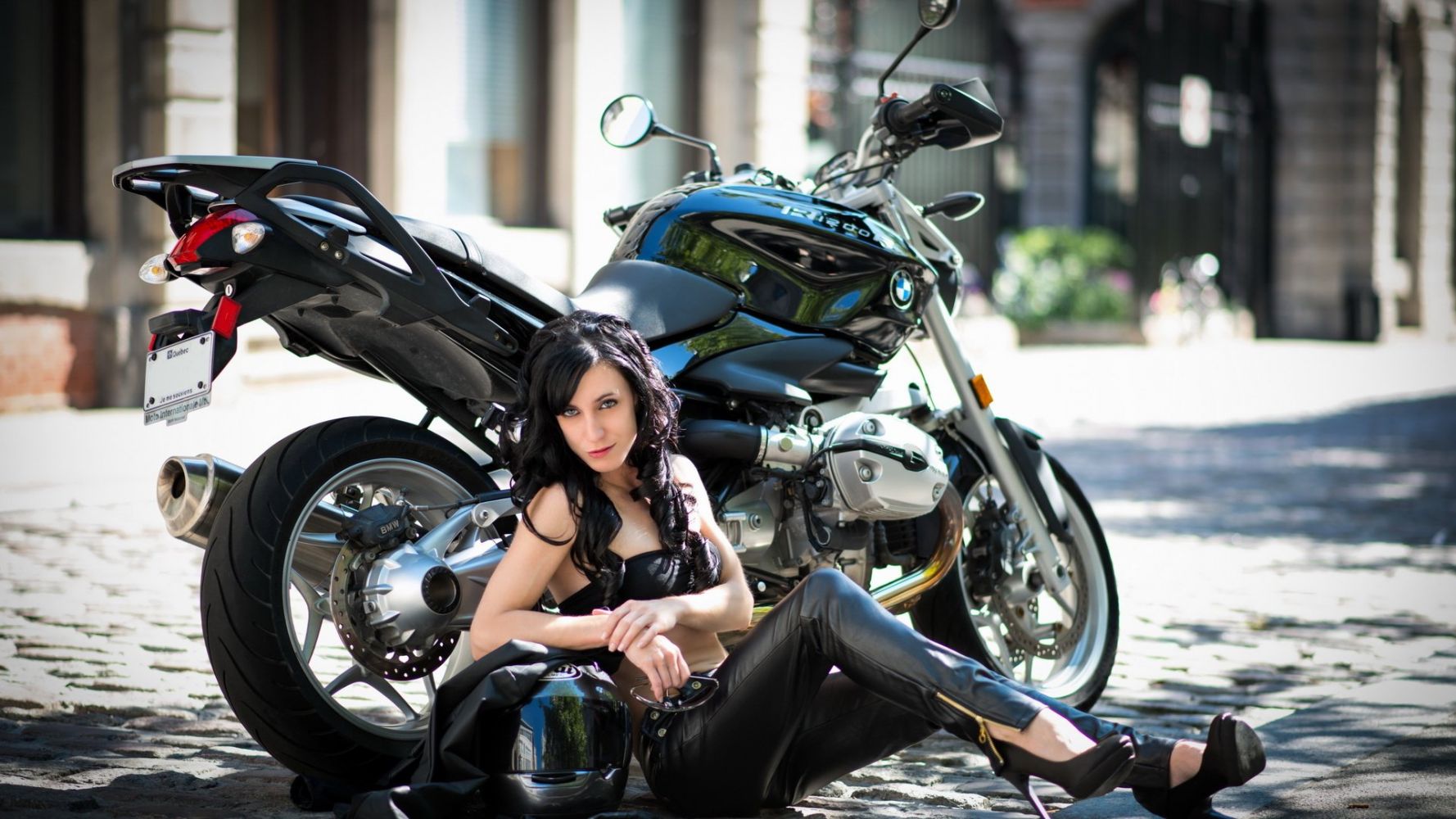 Fresh photos, fresh mood — European women on bikes online in Taiz