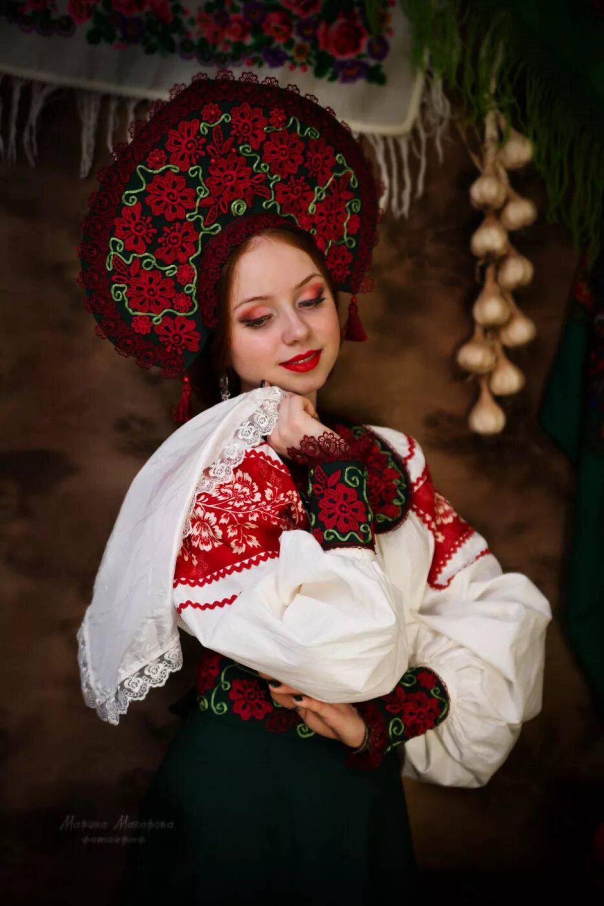 Take a pause and enjoy Women in Slavic costumes — streaming from Taiz