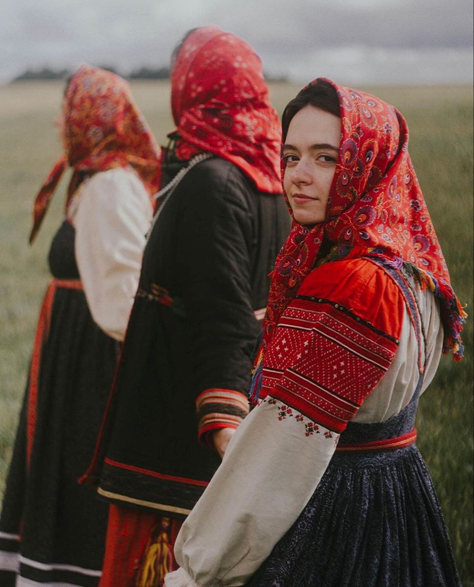 Women in Slavic costumes’s look of the day — catch her live in Taiz