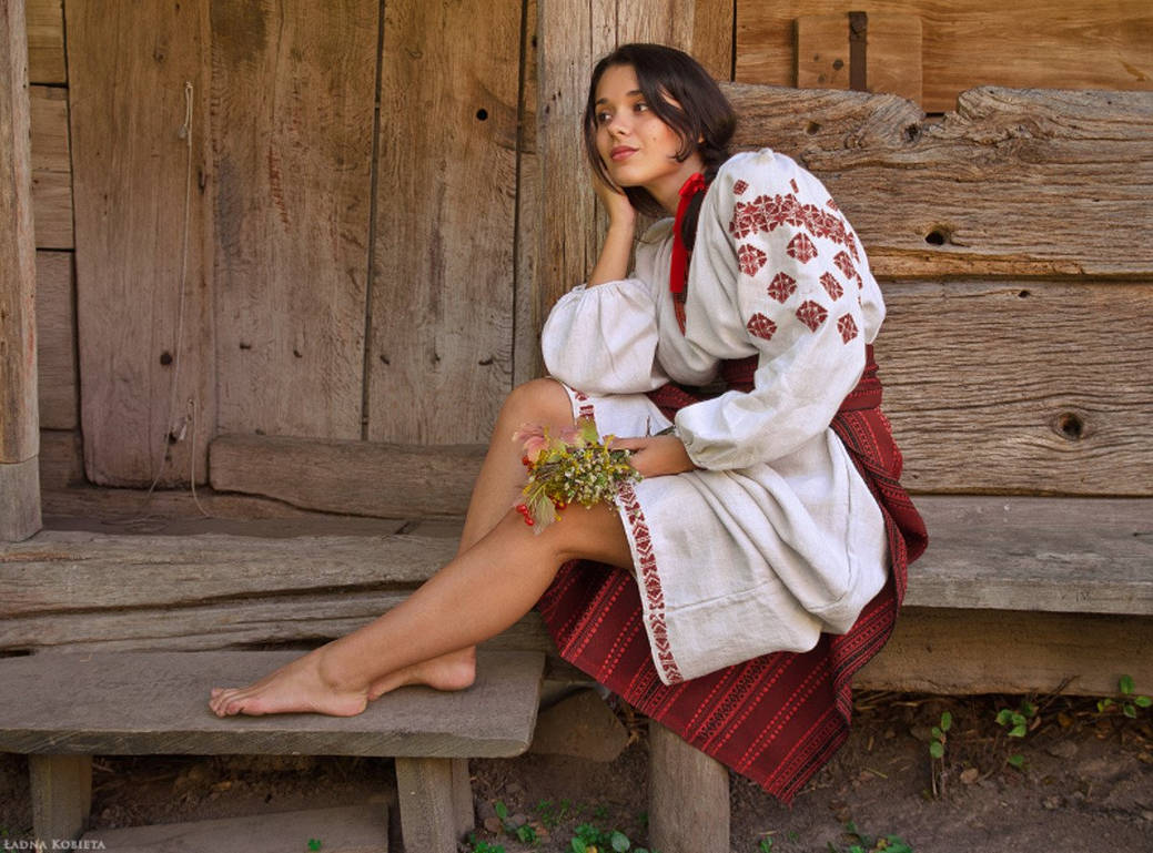 Fresh photos, fresh mood — Women in Slavic costumes online in Taiz