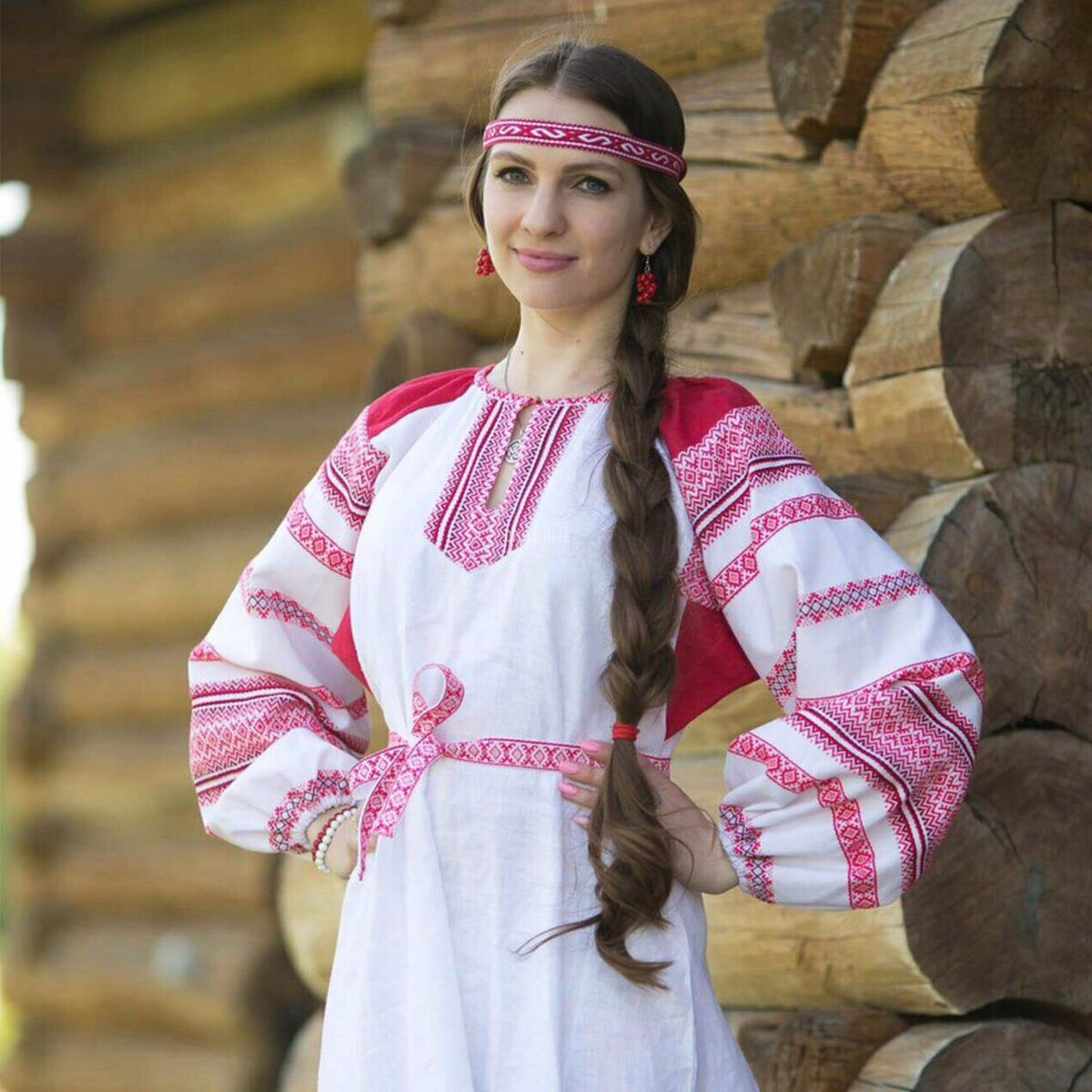 Girls in Slavic costumes brings the glow — live moments in Taiz