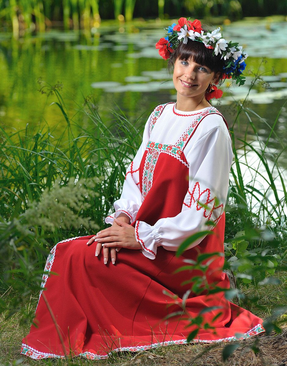 Beautiful girl Girls in Slavic costumes in Taiz